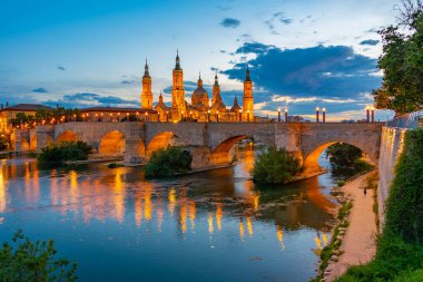 İspanya, Zaragoza 'daki Basilica de nuestra senora de pilar ve puente de piedra' nın gece manzarası..