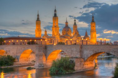 İspanya, Zaragoza 'daki Basilica de nuestra senora de pilar ve puente de piedra' nın gece manzarası..