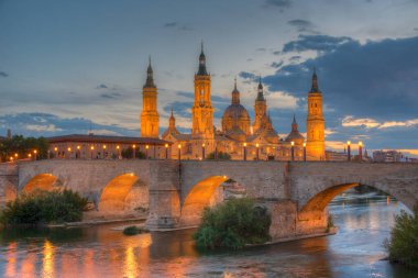 İspanya, Zaragoza 'daki Basilica de nuestra senora de pilar ve puente de piedra' nın gece manzarası..