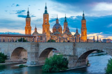 İspanya, Zaragoza 'daki Basilica de nuestra senora de pilar ve puente de piedra' nın gece manzarası..