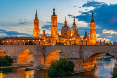 İspanya, Zaragoza 'daki Basilica de nuestra senora de pilar ve puente de piedra' nın gece manzarası..
