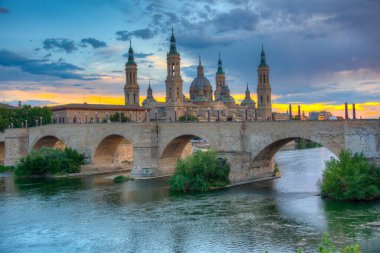 İspanya, Zaragoza 'daki Basilica de nuestra senora de pilar ve puente de piedra' nın gece manzarası..