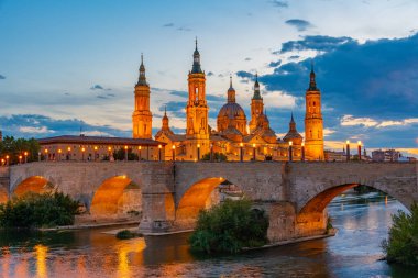 İspanya, Zaragoza 'daki Basilica de nuestra senora de pilar ve puente de piedra' nın gece manzarası..