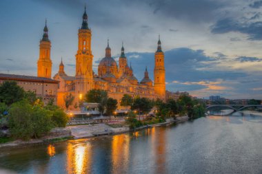 İspanya, Zaragoza 'daki Basilica de nuestra sinyora de pilar' ın gün batımı manzarası.