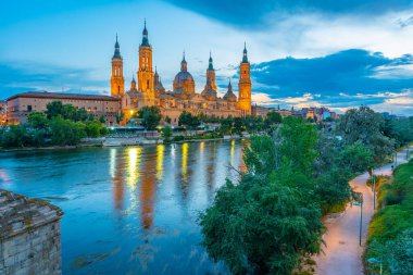 İspanya, Zaragoza 'daki Basilica de nuestra sinyora de pilar' ın gün batımı manzarası.