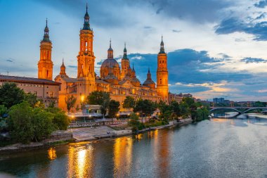İspanya, Zaragoza 'daki Basilica de nuestra sinyora de pilar' ın gün batımı manzarası.
