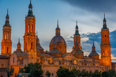 İspanya, Zaragoza 'daki Basilica de nuestra sinyora de pilar' ın gün batımı manzarası.