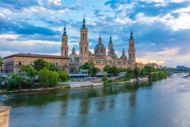 İspanya, Zaragoza 'daki Basilica de nuestra sinyora de pilar' ın gün batımı manzarası.