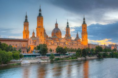 İspanya, Zaragoza 'daki Basilica de nuestra sinyora de pilar' ın gün batımı manzarası.