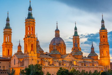 İspanya, Zaragoza 'daki Basilica de nuestra sinyora de pilar' ın gün batımı manzarası.