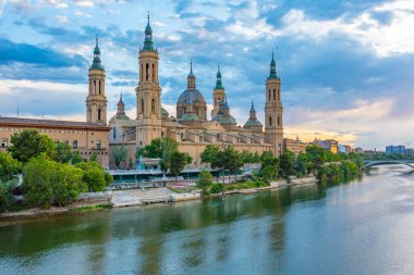 İspanya, Zaragoza 'daki Basilica de nuestra sinyora de pilar' ın gün batımı manzarası.