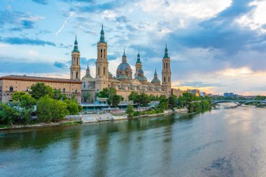 İspanya, Zaragoza 'daki Basilica de nuestra sinyora de pilar' ın gün batımı manzarası.