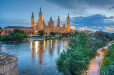 İspanya, Zaragoza 'daki Basilica de nuestra sinyora de pilar' ın gün batımı manzarası.