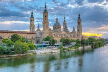 İspanya, Zaragoza 'daki Basilica de nuestra sinyora de pilar' ın gün batımı manzarası.