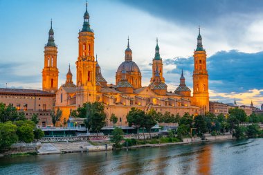 İspanya, Zaragoza 'daki Basilica de nuestra sinyora de pilar' ın gün batımı manzarası.