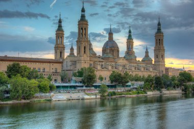 İspanya, Zaragoza 'daki Basilica de nuestra sinyora de pilar' ın gün batımı manzarası.