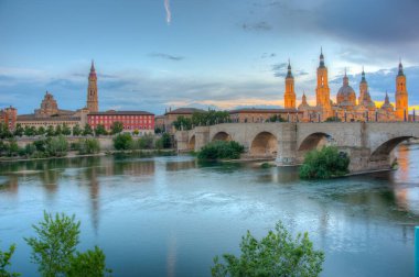Basilica de nuestra senora de pilar, del salvador de zaragoza ve puente de piedra in Zaragoza, İspanya.