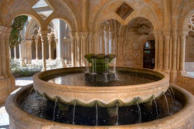 İspanya 'daki Santa Maria de Poblet Manastırındaki Çeşme.