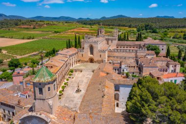 İspanya 'daki Santes Creus Manastırı' nın havadan görünüşü.
