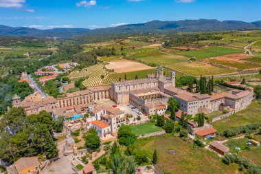 İspanya 'daki Santes Creus Manastırı' nın havadan görünüşü.