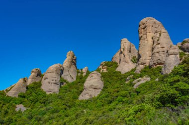 İspanya 'daki Parc Doğal de la Muntanya de Montserrat' ta kaya oluşumları.