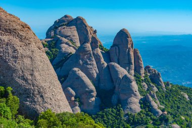 İspanya 'daki Parc Doğal de la Muntanya de Montserrat' ta kaya oluşumları.