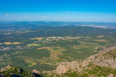 Montserrat doğal parkını çevreleyen manzara manzarası.