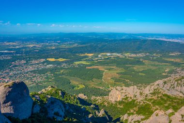 Montserrat doğal parkını çevreleyen manzara manzarası.