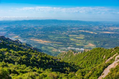 Montserrat doğal parkını çevreleyen manzara manzarası.