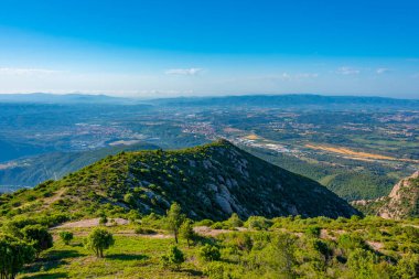 Montserrat doğal parkını çevreleyen manzara manzarası.