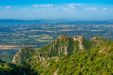 Montserrat doğal parkını çevreleyen manzara manzarası.