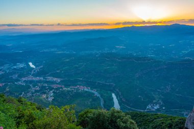 İspanya 'da Monistrol de Montserrat' ın gündoğumu hava manzarası.