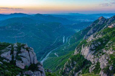 Montserrat doğal parkını çevreleyen gündoğumu manzarası.