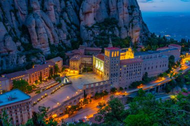 İspanya 'daki Santa Maria de Montserrat Manastırı' nın günbatımı manzarası.