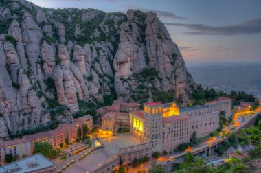 İspanya 'daki Santa Maria de Montserrat Manastırı' nın günbatımı manzarası.