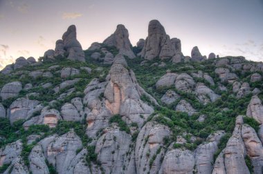 İspanya 'daki Parc Natural de la Muntanya de Montserrat' ta gün batımı..