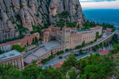 İspanya 'daki Santa Maria de Montserrat Manastırı' nın günbatımı manzarası.