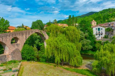 İspanya 'daki Sant Joan de les Abadesses köyünde Pont vell.