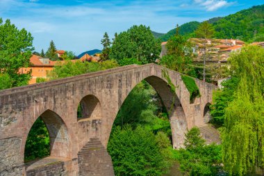 İspanya 'daki Sant Joan de les Abadesses köyünde Pont vell.