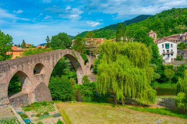 İspanya 'daki Sant Joan de les Abadesses köyünde Pont vell.