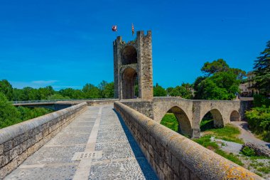 İspanyol şehri Besalu 'da ortaçağ köprüsü.