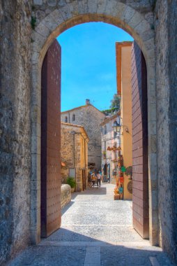 İspanyol şehri Besalu 'da ortaçağ sokağı.