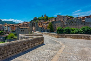 İspanyol şehri Besalu 'da ortaçağ köprüsü.