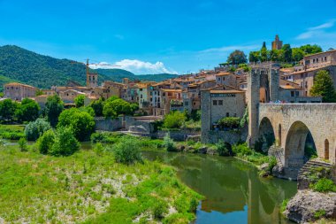 İspanyol şehri Besalu 'ya ortaçağ köprüsü hakim..