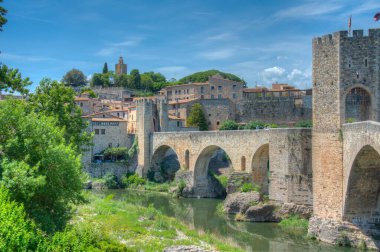 İspanyol şehri Besalu 'ya ortaçağ köprüsü hakim..