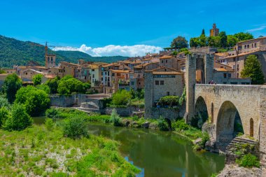 İspanyol şehri Besalu 'ya ortaçağ köprüsü hakim..