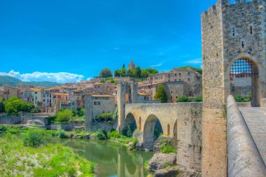 İspanyol şehri Besalu 'ya ortaçağ köprüsü hakim..