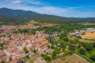 İspanyol kasabası Besalu 'nun havadan görünüşü.