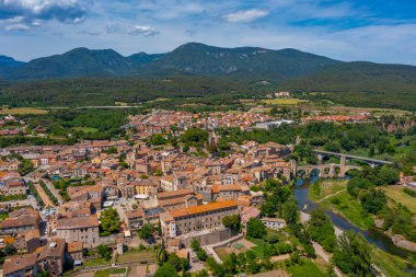 İspanyol kasabası Besalu 'nun havadan görünüşü.