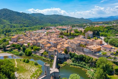 İspanyol kasabası Besalu 'nun havadan görünüşü.